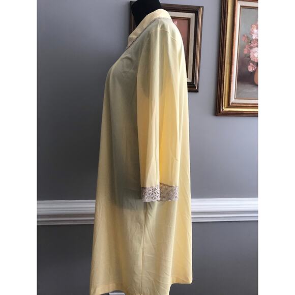 Vintage Vanity Fair buttery yellow house gown/ robe with lace detailing - Picture 2 of 10